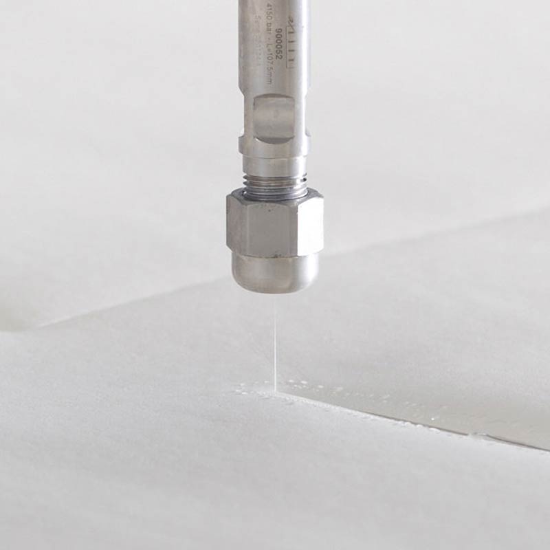 Düse eines expert Wasserstrahl-Cutters in Detailaufnahmeflexibles Material durchschneidend